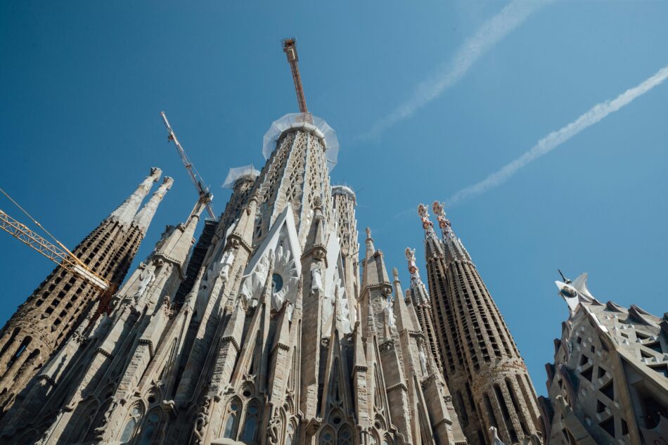 Conheça a Basílica da Sagrada Família em Barcelona: ícone da arquitetura gótica